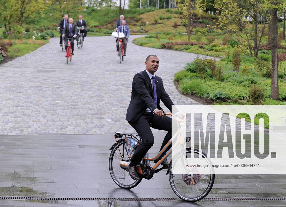 Fussball International, Bewerbung für die FIFA WM 2018 und die FIFA WM 2022 14.05.2010 Delegation Holland Belgien Praesident des Bewerbungkomitee Holland Belgien; Ruud Gullit (Präsident des Bewerbungskomitees, NED) kommt auf einem Hollandrad am Home of FIFA an. Weltmeisterschaftsbewerbung o0 Fahrrad