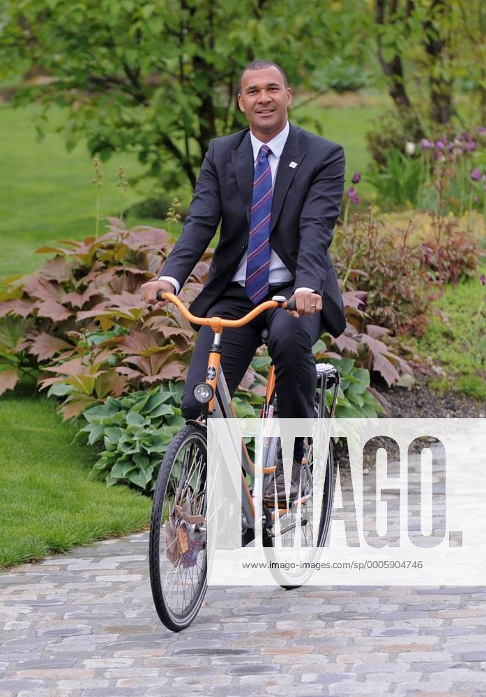 Fussball International, Bewerbung für die FIFA WM 2018 und die FIFA WM 2022 14.05.2010 Delegation Holland Belgien Praesident des Bewerbungkomitee Holland Belgien; Ruud Gullit (Präsident des Bewerbungskomitees, NED) kommt auf einem Hollandrad am Home of FIFA an. Weltmeisterschaftsbewerbung o0 Fahrrad Einzelbild Freisteller