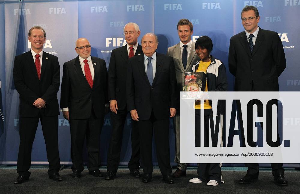 Fussball International, Bewerbung für die FIFA WM 2018 und die FIFA WM 2022 14.05.2010 Delegation England uebergibt ihre WM Bewerbung, v.li.: : Andy Anson, Geoff Thompson, Lord David Triesman (Chairman England 2018), FIFA Praesident Joseph S. Blatter (SUI), David Beckham (Vizepraesident England 2018), Nothemba Bambiso und FIFA Generalsekretaer Jerome Valcke (FRA) Weltmeisterschaftsbewerbung o0 Funktionär Sepp