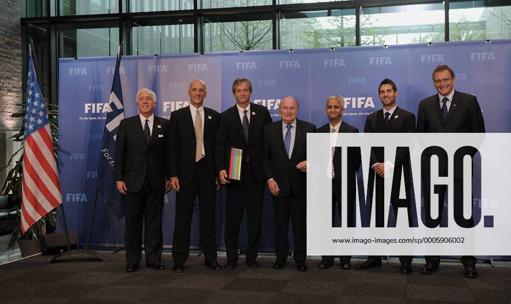 Fussball International, Bewerbung für die FIFA WM 2018 und die FIFA WM 2022 14.05.2010 Delegation USA uebergibt ihre WM Bewerbung: Paul Tusatti, John Kristick, Direktor Bewerbungskomitee David Downs, FIFA Praesident Joseph S. Blatter (SUI), Praesident des Fussballverband USA Sunil Gulati, Kapitaen US Team Carlos Bocanegra und FIFA Generalsekretaer Jerome Valcke (FRA) (v.li.) o0 Funktionär Sepp