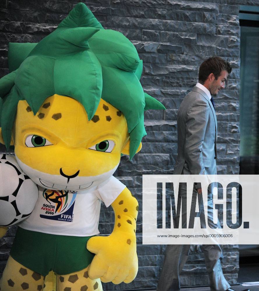 Fussball International, Bewerbung für die FIFA WM 2018 und die FIFA WM 2022 14.05.2010 Delegation England uebergibt ihre WM Bewerbung: David Beckham (li, Vizepraesident England 2018) und WM 2010 Maskottchen Zakumi o0 Objekte Abgang