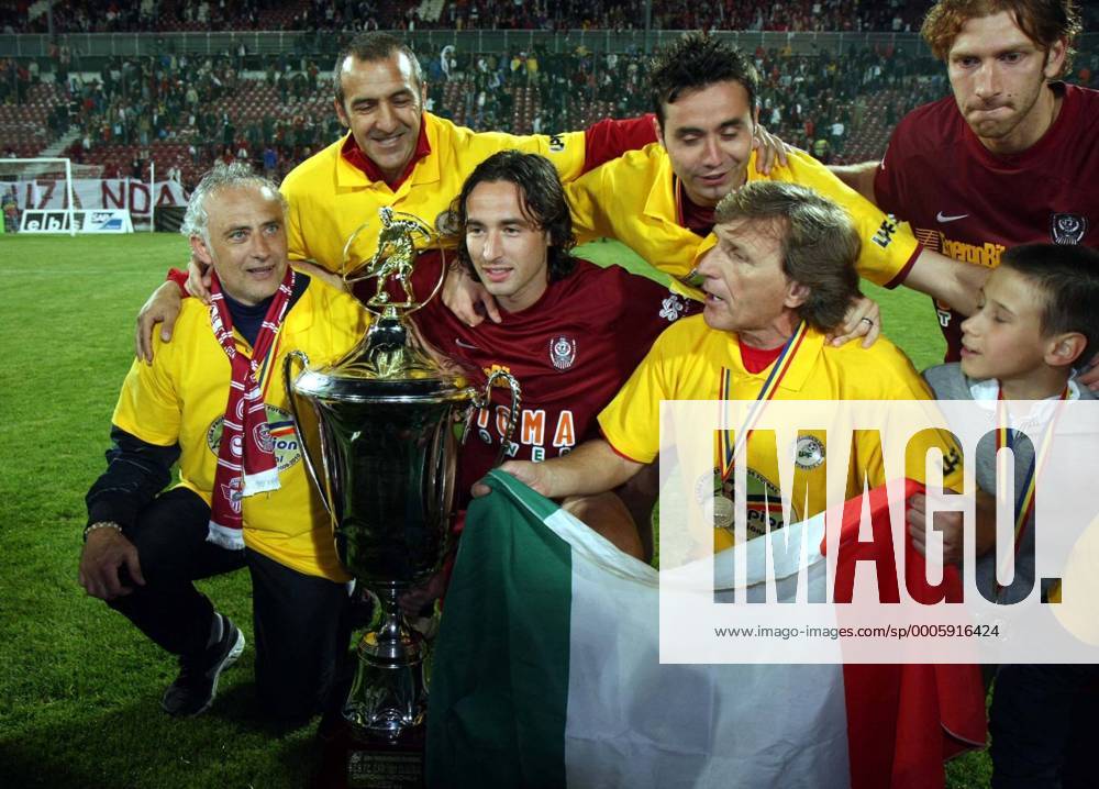 Cluj-Napoca(Romania), CFR Cluj 1907 - FC International Curtea de Arges, Liga 1, Andrea Mandorlini (L), CFR Cluj coach, Roberto Bordin (2L) assistant coach, Felice Piccolo (3L), Roberto De Zerbi (4L up), Enrico Nicolini (4L down) assistant coach and Davide Bottone (Right up) possing with Romanian league champions trophy and Italian flag : o0 Jubel, Freude Fahne, Landesfahne Pokal, Trophäe Objekte