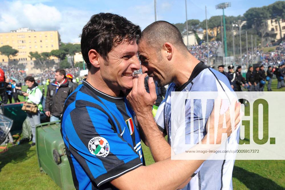 Javier ZANETTI (li.) und Walter SAMUEL - Inter Mailand feiert den Gewinn der italienischen Meisterschaft 16 5 2010 Serie A ANDREAXSTACCIOLI o00 Scudetto