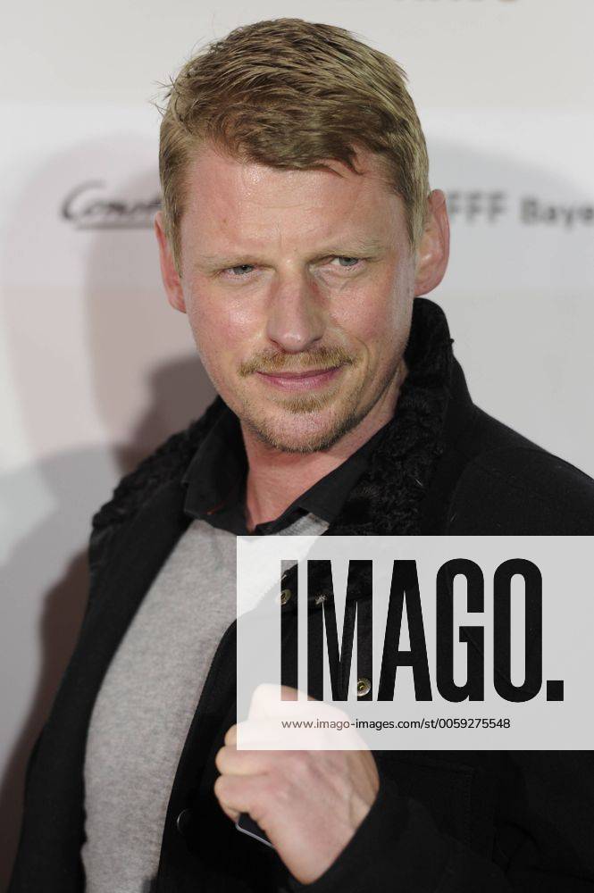 Martin GRUBER (Schauspieler),Einzelbild,angeschnittenes Einzelmotiv,Portraet,Portrait,Porträt. Roter Teppich,Red Carpet,Filmpremiere 3096 Tage am 26.02.2013 im Mathaeser Kino Muenchen.