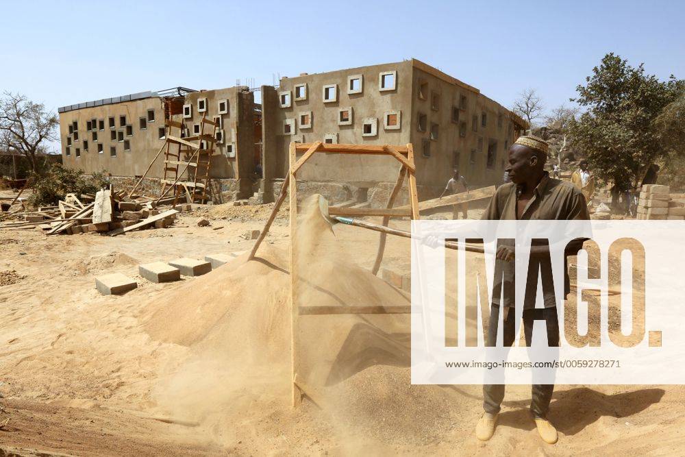 Baustelle des Krankenhauses im Operndorf des 2010 verstorbenen Film- und Theaterregisseurs Christoph Schlingensief. Ortschaft Ziniaré, etwa 40 Kiliometer nordöstlich von Quagadougu, der Hauptstadt von Burkina Faso --- Foto: F.Stark
