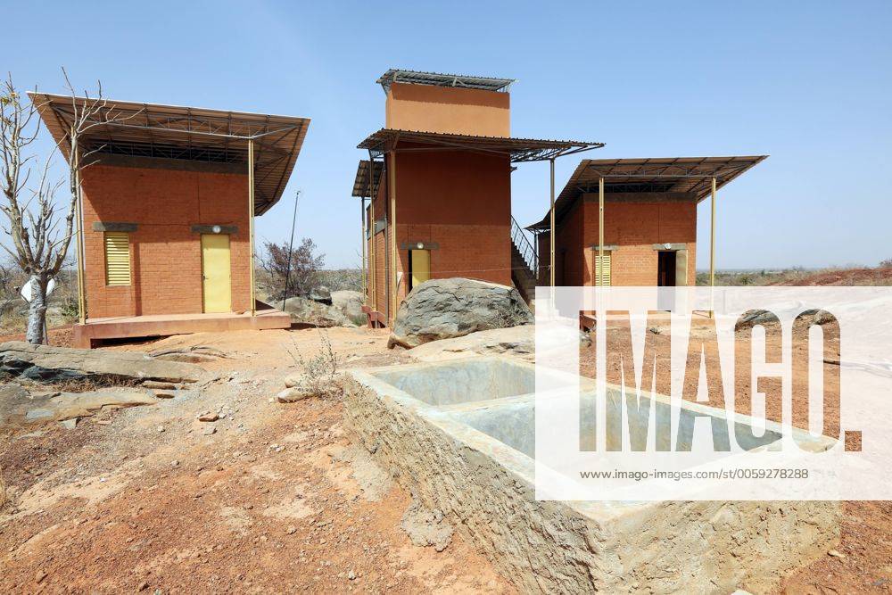 Wohnhaeuser auf der Baustelle des Operndorfs des 2010 verstorbenen Film- und Theaterregisseurs Christoph Schlingensief. Ortschaft Ziniaré, etwa 40 Kiliometer nordöstlich von Quagadougu, der Hauptstadt von Burkina Faso --- Foto: F.Stark