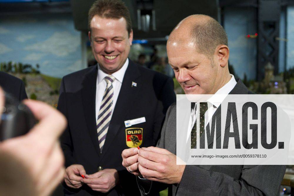 HAMBURG 14.02.2013 Bürgermeister Olaf Scholz mit seiner Miniatur-Figur . Hamburgs Erster Bürgermeister Olaf Scholz (SPD) eröffnet die neue DLRG-Station im Miniatur Wunderland am 14.02.2013 in Hamburg, Germany . Hamburg Olaf Scholz DLRG Miniatur Wunderland Rettung Figur Einweihung Eröffnung Eroeffnung