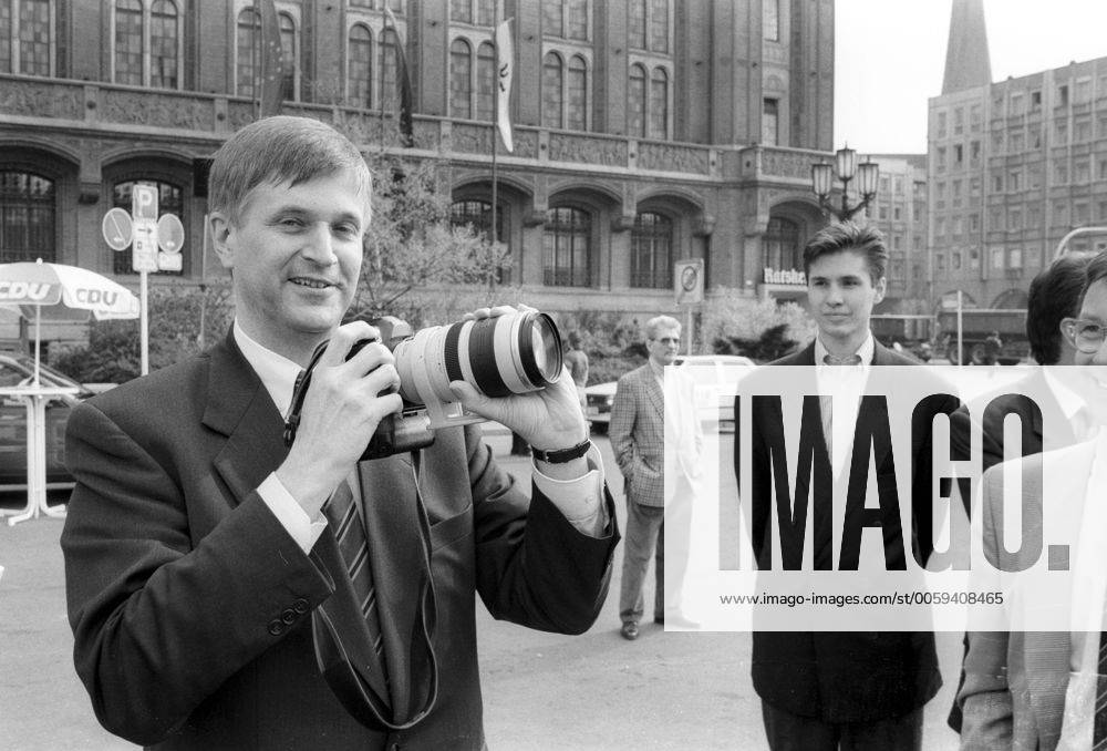 Auftaktveranstaltung zum Europawahlkampf der CDU in Berlin: Generalsekretär Peter Hintze (li., Deutschland CDU) mit Fotokamera