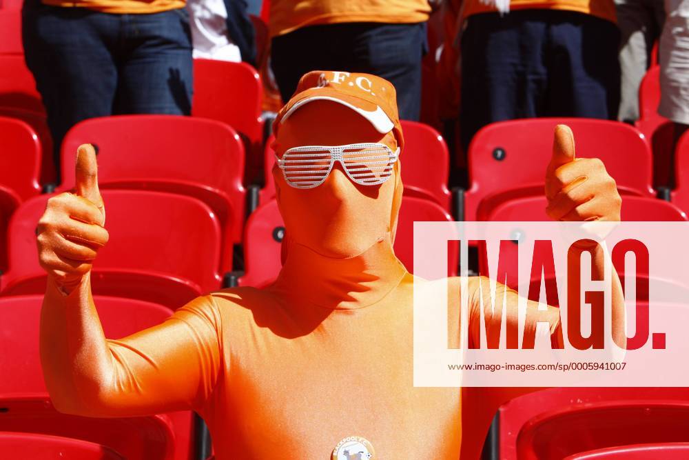 Football - Championship Play-off Final - Blackpool FC fans at Wembley Stadium o0 kurios, orange, Fan, Publikum, o00 2009