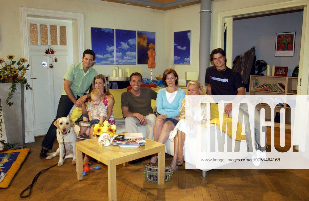 Unter uns - Janis Rattenni alis Anna Weigel ( mitte - in rot ) verlässt die Serie - Abschiedsfoto der Familie Weigel mit Margot Weigel (gespielt von Christiane Maybach ) Wolfgang Weigel ( Holger Franke ) Irene Weigel ( Petra Blosseny ) Till Weigel ( Ben Rüdinger ) Ute Weigel ( Isabell Hertel ) Conor Weigel ( ben und Till ) und Hund Emma.