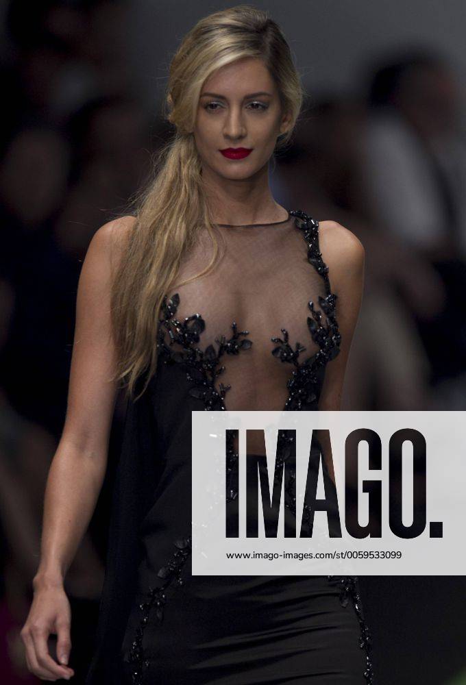 (130418) -- MEXICO CITY, April 18, 2013 (Xinhua) -- A model presents a creation of the Fall-Winter collection by JI+B during the Mercedes Benz Fashion Week 2013, in Mexico City, capital of Mexico, on April 17, 2013. (Xinhua Alejandro Ayla) (ce) MEXICO-MEXICO CITY-FASHION WEEK