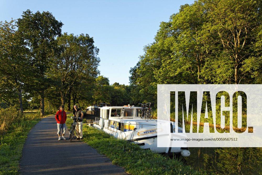 Hausboot auf dem Canal des Vosges, früher Canal de l?Est, Schleusentreppe von Golbey, Fahrradfahrer auf dem Treidelweg iblmsk03018731