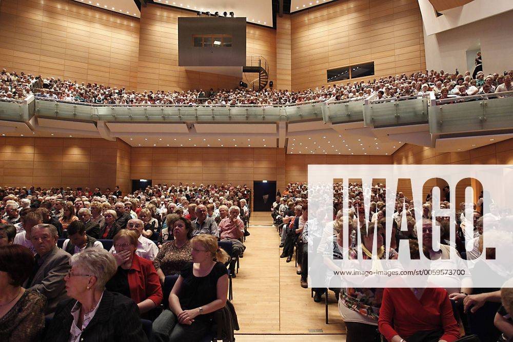 Eröffnungskonzert Torstart Tourneestart 2013 der Abschiedstournee des Sängers Roger Whittaker in der ausverkauften Händelhalle in Halle Saale sachsen Anhalt Foto: Ansicht Händelhalle Zuschauerraum Publikum