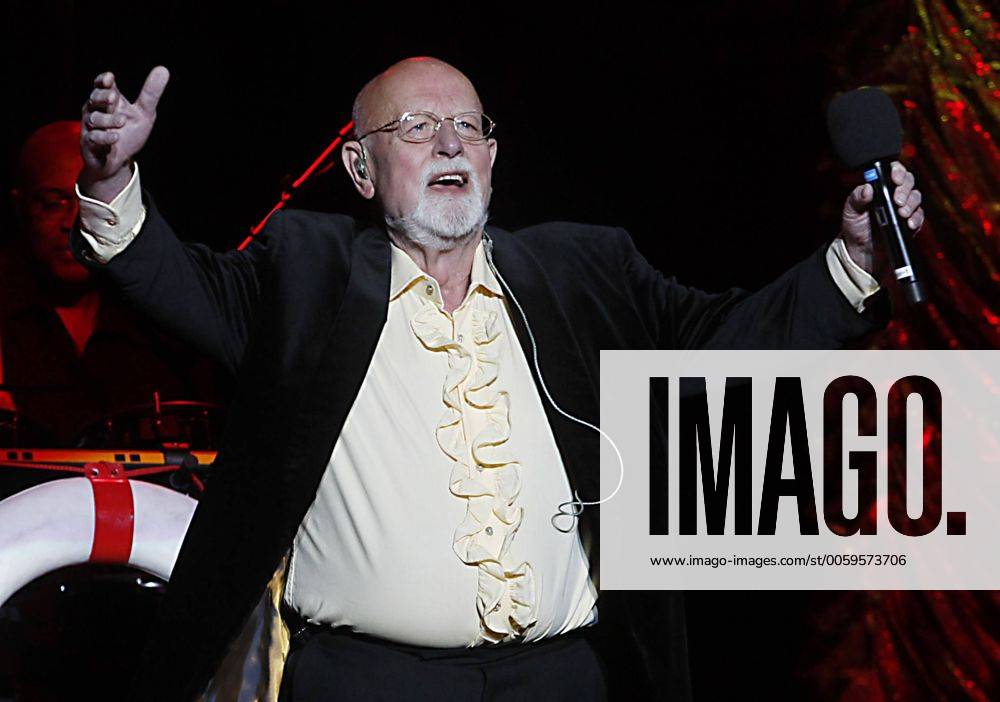 Eröffnungskonzert Torstart Tourneestart 2013 der Abschiedstournee des Sängers Roger Whittaker in der ausverkauften Händelhalle in Halle Saale sachsen Anhalt