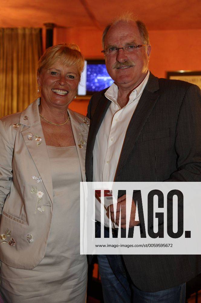 Mona Freiberg mit Ehemann Bernd Helfrich Premiere Sei lieb zu meiner Frau Komödie im Bayerischen Hof Theater München 01. Mai 2013