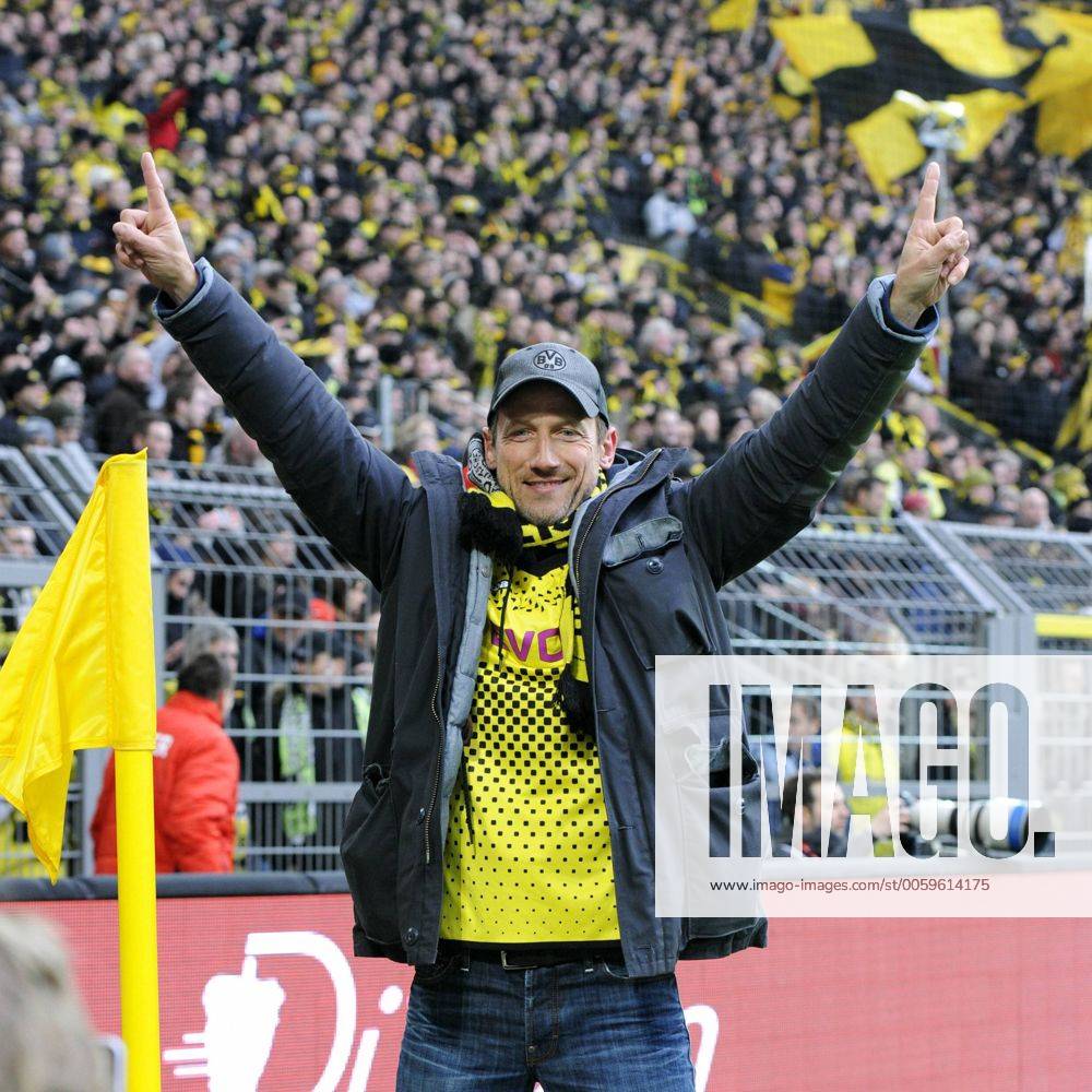 Fussball-Bundesliga, Deutschland, Herren, Saison 2012 2013, 21. Spieltag, Signal Iduna Park Dortmund: Bor. Dortmund, BVB (gelb) - Hamburger SV, HSV (blau) 1:4; Der Schauspieler und BVB-Fan Wotan Wilke Möhring mit BVB-Trikot vor der Südtribüne.