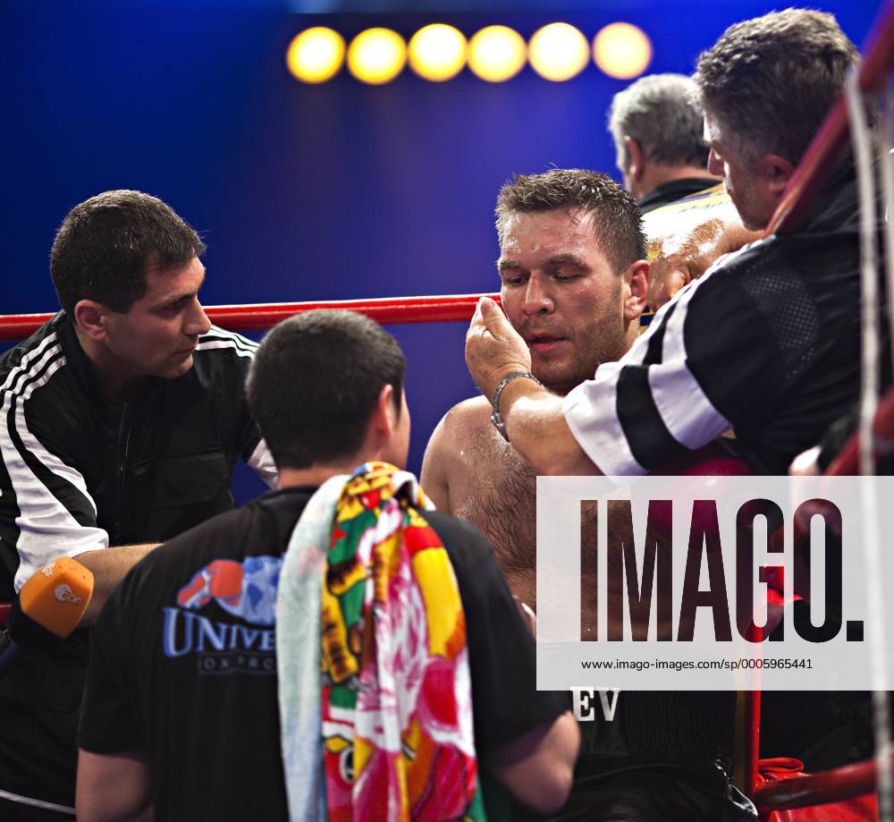 L-R - Betreuer Vardan Zakarjan, Trainer Magomed Schaburow (beide GER), Ruslan Chagaev (UZB), Cutman Volker Grill (GER) - Boxen im Zweiten, WBA Eliminator, Heavyweight, 12 Rounds 22. Mai 2010, Universum Champions Night