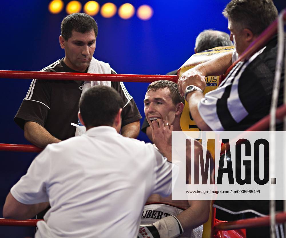 Trainer Magomed Schaburow (vorn), Betreuer Vardan Zakarjan (L, beide GER), Vitali Tajbert (GER), Cutman Volker Grill (GER, R) - Boxen im Zweiten, WBC World Championship, Super Featherweight, 12 Rounds 22. Mai 2010, Universum Champions Night o0 Ringecke