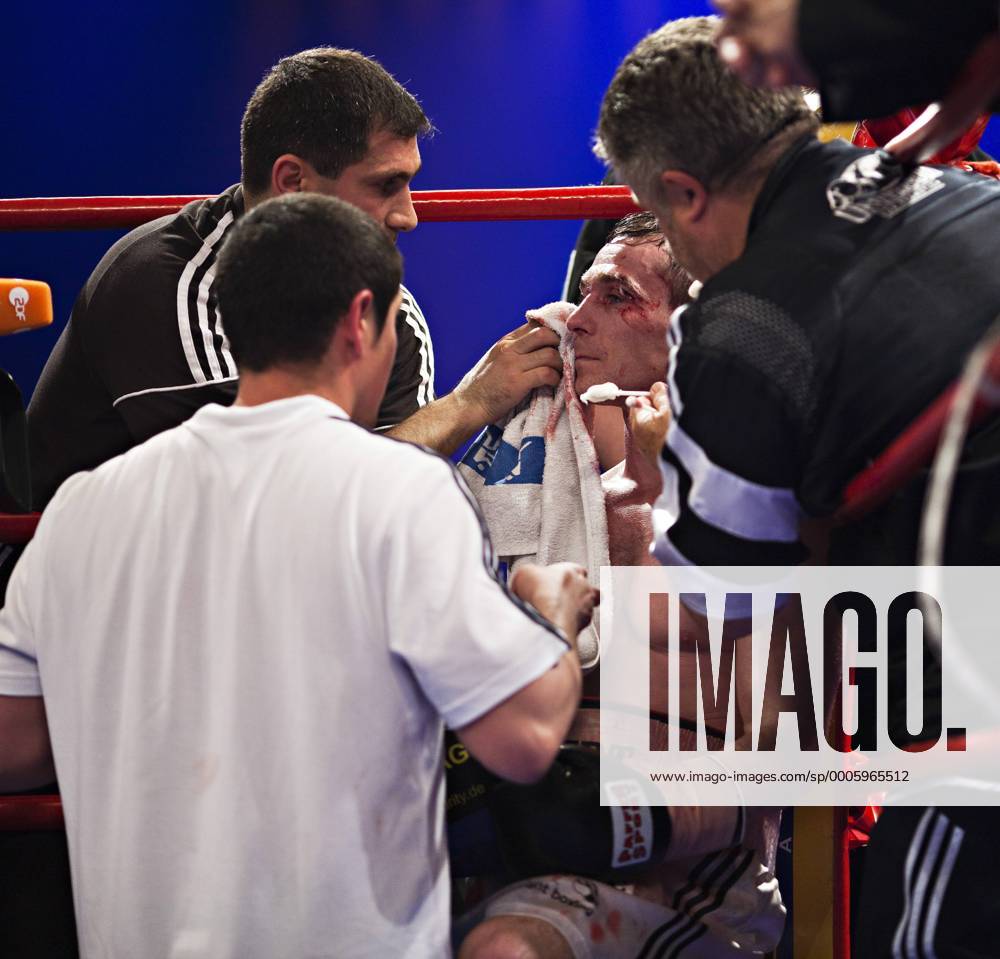 Trainer Magomed Schaburow (vorn), Betreuer Vardan Zakarjan (L), Vitali Tajbert (2R), Cutman Volker Grill (alle GER) - Boxen im Zweiten, WBC World Championship, Super Featherweight, 12 Rounds 22. Mai 2010, Universum Champions Night o0 Ringecke verletzt Cut