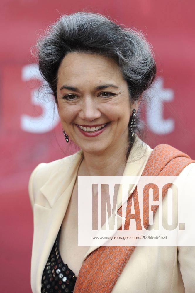Irina WANKA,Schauspielerin,Einzelbild,angeschnittenes Einzelmotiv,Portraet,Portrait,Porträt. Bayerischer Fernsehpreis 2013,Roter Teppich,Red Carpet.17.05.2013. Â