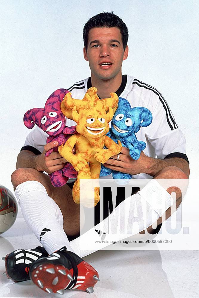 Michael Ballack (Deutschland) hat sich schon mit den Maskottchen der WM 2002 angefreundet Fußball WM Herren Shooting 2002, Studio, Fotostudio, Studioshooting, Studiotermin, Studioaufnahme, Fotoshooting Einzelbild München