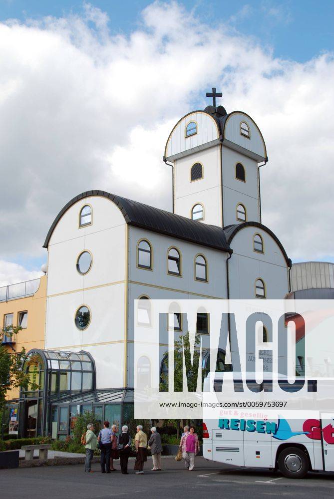 Autobahnkirche Geiselwind bei Würzburg am 14.07.2011. Deutschlands erste privat gebaute Autobahnkirche wurde vor zehnn Jahren, am 07.09.2001, an der A 3 zwischen Würzburg und Nürnberg eingeweiht. Errichtet wurde sie von Anton Strohofer auf seinem Autohof bei Geiselwind (Unterfranken). Die Kirche ist Teil eines Life-Parks mit Multifunktionsgebäuden für Messen und Großveranstaltungen, den die Autohof Strohofer GmbH für über 20 Millionen Mark gebaut hat. DER ABDRUCK DES EPD-FOTOS IST HONORARPFLICHTIG! Autobahnkirche Geiselwind 369726