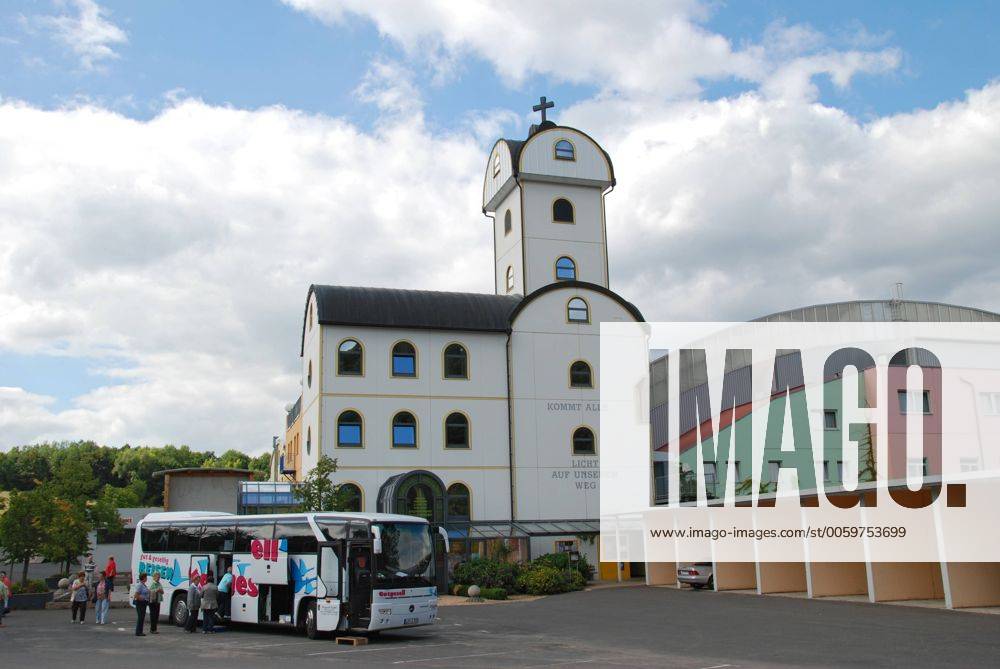 Autobahnkirche Geiselwind bei Würzburg am 14.07.2011. Deutschlands erste privat gebaute Autobahnkirche wurde vor zehnn Jahren, am 07.09.2001, an der A 3 zwischen Würzburg und Nürnberg eingeweiht. Errichtet wurde sie von Anton Strohofer auf seinem Autohof bei Geiselwind (Unterfranken). Die Kirche ist Teil eines Life-Parks mit Multifunktionsgebäuden für Messen und Großveranstaltungen, den die Autohof Strohofer GmbH für über 20 Millionen Mark gebaut hat. DER ABDRUCK DES EPD-FOTOS IST HONORARPFLICHTIG! Autobahnkirche Geiselwind 369728