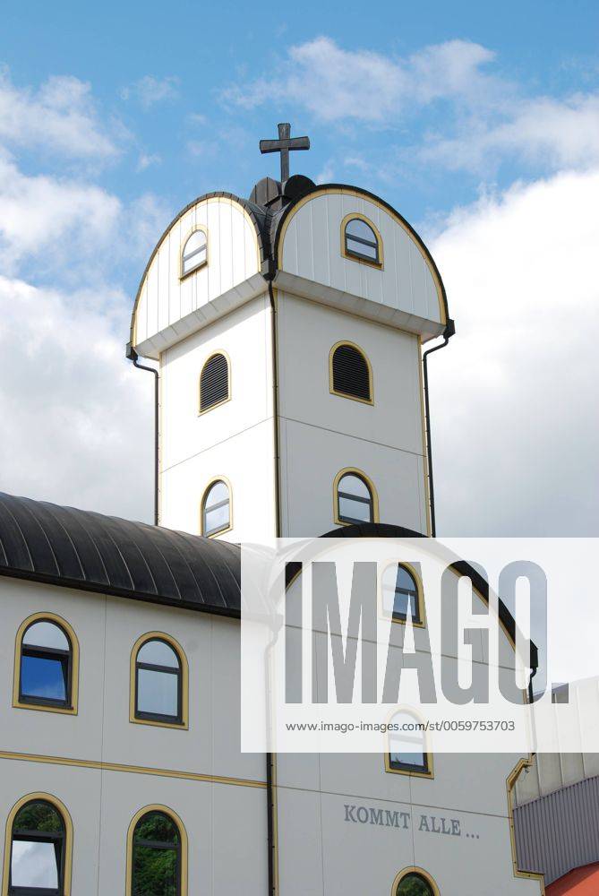 Autobahnkirche Geiselwind bei Würzburg am 14.07.2011. Deutschlands erste privat gebaute Autobahnkirche wurde vor zehnn Jahren, am 07.09.2001, an der A 3 zwischen Würzburg und Nürnberg eingeweiht. Errichtet wurde sie von Anton Strohofer auf seinem Autohof bei Geiselwind (Unterfranken). Die Kirche ist Teil eines Life-Parks mit Multifunktionsgebäuden für Messen und Großveranstaltungen, den die Autohof Strohofer GmbH für über 20 Millionen Mark gebaut hat. DER ABDRUCK DES EPD-FOTOS IST HONORARPFLICHTIG! Autobahnkirche Geiselwind 369732