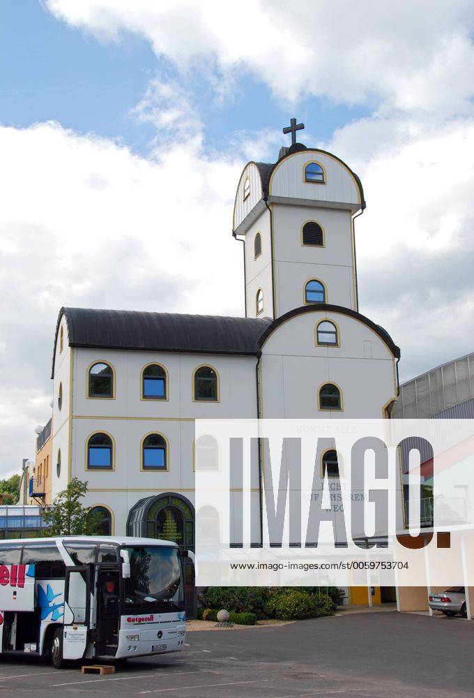 Autobahnkirche Geiselwind bei Würzburg am 14.07.2011. Deutschlands erste privat gebaute Autobahnkirche wurde vor zehnn Jahren, am 07.09.2001, an der A 3 zwischen Würzburg und Nürnberg eingeweiht. Errichtet wurde sie von Anton Strohofer auf seinem Autohof bei Geiselwind (Unterfranken). Die Kirche ist Teil eines Life-Parks mit Multifunktionsgebäuden für Messen und Großveranstaltungen, den die Autohof Strohofer GmbH für über 20 Millionen Mark gebaut hat. DER ABDRUCK DES EPD-FOTOS IST HONORARPFLICHTIG! Autobahnkirche Geiselwind 369733