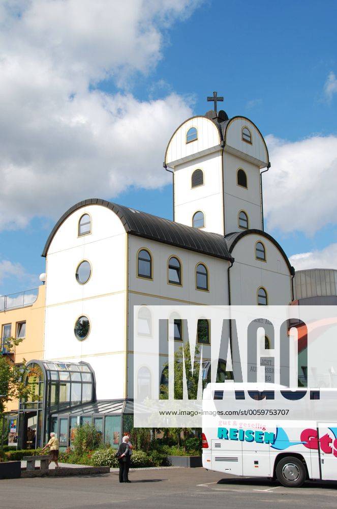 Autobahnkirche Geiselwind bei Würzburg am 14.07.2011. Deutschlands erste privat gebaute Autobahnkirche wurde vor zehnn Jahren, am 07.09.2001, an der A 3 zwischen Würzburg und Nürnberg eingeweiht. Errichtet wurde sie von Anton Strohofer auf seinem Autohof bei Geiselwind (Unterfranken). Die Kirche ist Teil eines Life-Parks mit Multifunktionsgebäuden für Messen und Großveranstaltungen, den die Autohof Strohofer GmbH für über 20 Millionen Mark gebaut hat. DER ABDRUCK DES EPD-FOTOS IST HONORARPFLICHTIG! Autobahnkirche Geiselwind 369737