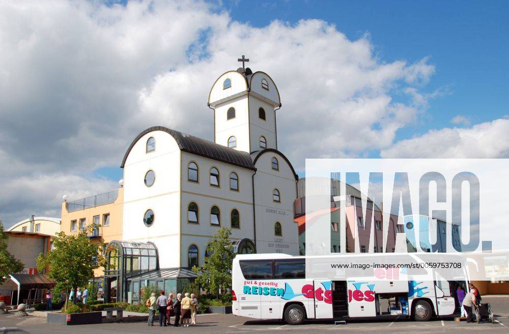 Autobahnkirche Geiselwind bei Würzburg am 14.07.2011. Deutschlands erste privat gebaute Autobahnkirche wurde vor zehnn Jahren, am 07.09.2001, an der A 3 zwischen Würzburg und Nürnberg eingeweiht. Errichtet wurde sie von Anton Strohofer auf seinem Autohof bei Geiselwind (Unterfranken). Die Kirche ist Teil eines Life-Parks mit Multifunktionsgebäuden für Messen und Großveranstaltungen, den die Autohof Strohofer GmbH für über 20 Millionen Mark gebaut hat. DER ABDRUCK DES EPD-FOTOS IST HONORARPFLICHTIG! Autobahnkirche Geiselwind 369738
