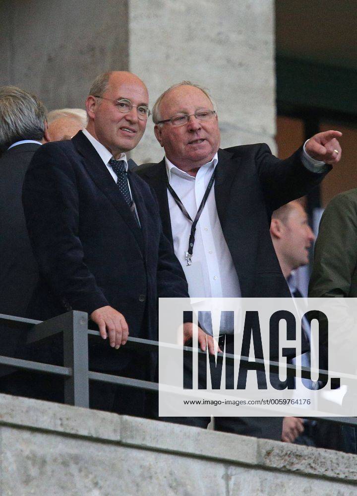Fussball DFB-Pokalfinale 2013, FC Bayern München - VfB Stuttgart , im Olympiastadion Berlin. v.l. Gregor Gysi (Fraktionsvorsitzender der Linksfraktion) und Uwe Seeler auf der Tribüne 01.06.2013, Fussball DFB-Pokalfinale, Bayern München - Stuttgart