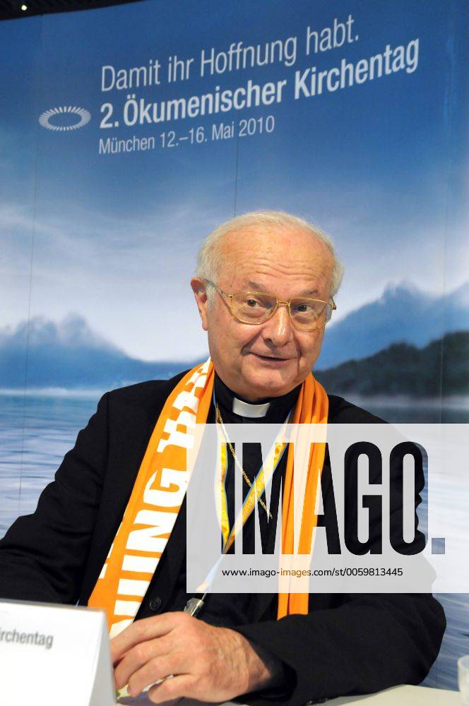 Pressekonferenz mit dem Vorsitzenden der katholischen Deutschen Bischofskonferenz, Robert Zollitsch (Foto) und dem Ratsvorsitzenden der Evangelischen Kirche in Deutschland, Nikolaus Schneider, am Samstag (15.05.2010) beim 2. Ökumenischen Kirchentag in München. Unter dem Leitwort Damit ihr Hoffnung habt finden in München bis Sonntag rund 3.000 Veranstaltungen statt. Mehr als 125.000 Dauerteilnehmer haben sich zu dem Christentreffen angemeldet. (Siehe epd-Meldung vom 15.05.2010) DER ABDRUCK DES EPD-FOTOS IST HONORARPFLICHTIG! 2. Ökumenischer Kirchentag in München 340626