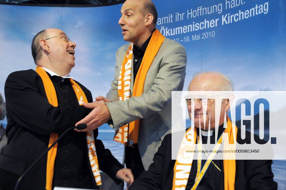 Pressekonferenz mit dem Vorsitzenden der katholischen Deutschen Bischofskonferenz, Robert Zollitsch (re.) und dem Ratsvorsitzenden der Evangelischen Kirche in Deutschland, Nikolaus Schneider (li.), am Samstag (15.05.2010) beim 2. Ökumenischen Kirchentag in München. (Foto M.: der evangelische Kirchentagspräsident Eckhard Nagel) Unter dem Leitwort Damit ihr Hoffnung habt finden in München bis Sonntag rund 3.000 Veranstaltungen statt. Mehr als 125.000 Dauerteilnehmer haben sich zu dem Christentreffen angemeldet. (Siehe epd-Meldung vom 15.05.2010) DER ABDRUCK DES EPD-FOTOS IST HONORARPFLICHTIG! 2. Ökumenischer Kirchentag in München 340631