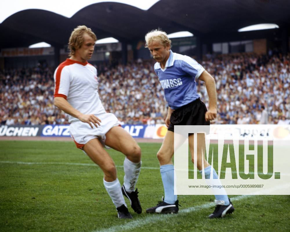 Reinhold Fanz (Düsseldorf, li.) gegen Holger Brück (Hertha) - DEUTSCHSPRACHIGE SPORTZEITSCHRIFTEN UND -ZEITUNGEN NUR NACH RÜCKSPRACHE Fußball Herren DFB Pokal Finale 1978 1979, Pokalspiel, Pokalfinale, Fortuna Düsseldorf - Hertha BSC Berlin 1:0 n.V Gruppe Hannover