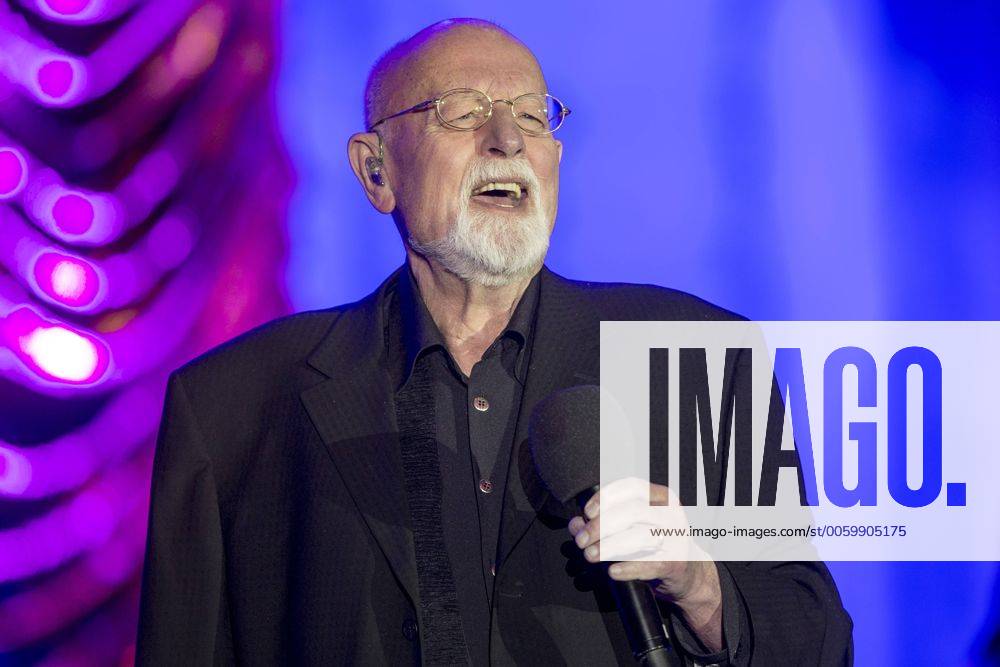 Sänger Roger Whittaker (77) bei einem Auftritt seiner Tournee 2013 in der Messe Dresden. Kultur, Konzert;