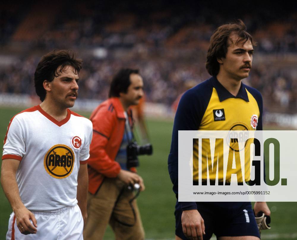 Hubert Schmitz und Torwart Jörg Daniel (beide Düsseldorf) - DEUTSCHSPRACHIGE SPORTZEITSCHRIFTEN UND -ZEITUNGEN NUR NACH RÜCKSPRACHE Fußball Herren DFB Pokal 1978 1979, Pokalspiel, Fortuna Düsseldorf - Bayer 04 Leverkusen 2:1 Gruppe Düsseldorf