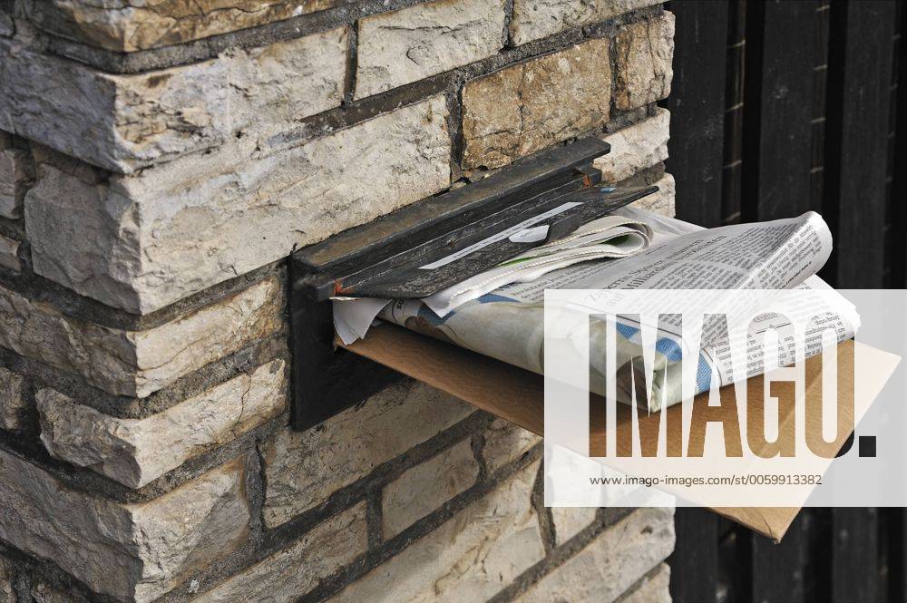 Ein voller Hausbriefkasten in einer Mauer iblmzc03148308
