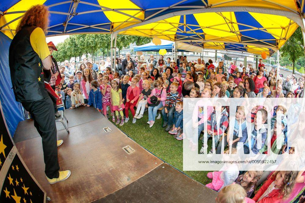 Das 39. Saarbrücker Altstadtfest geht am Sonntag (30.06.2013) mit einem großen Rahmenprogramm für Jung und Alt zu Ende. Im Bild: Die Zaubershow des ZIrkus Zantac zieht zahlreiche Kinder an.