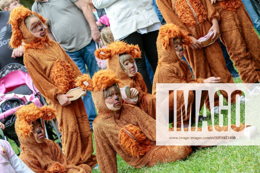 Das 39. Saarbrücker Altstadtfest geht am Sonntag (30.06.2013) mit einem großen Rahmenprogramm für Jung und Alt zu Ende. Im Bild: Die Grundschule Rodenhof führt Teile aus dem Musical Tarzan auf.