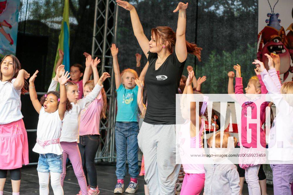 Das 39. Saarbrücker Altstadtfest geht am Sonntag (30.06.2013) mit einem großen Rahmenprogramm für Jung und Alt zu Ende. Im Bild: Die Tanzschule Bootz-Ohlmann um Tanzlehrerin Alice de Gracia führt gemeinsam mit Kindern bekannte Tänze auf.