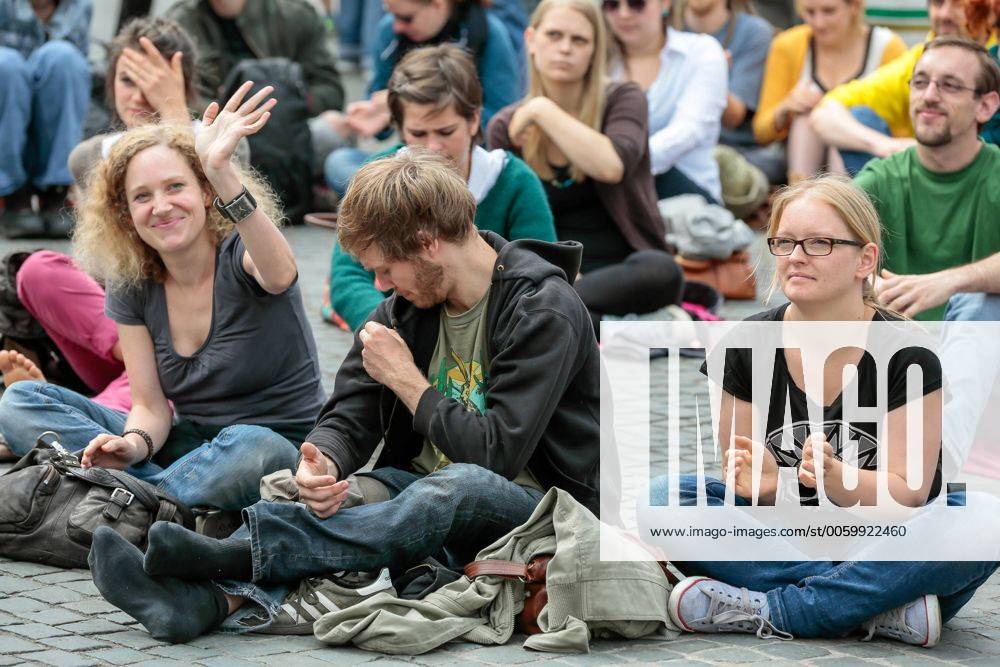 Das 39. Saarbrücker Altstadtfest geht am Sonntag (30.06.2013) mit einem großen Rahmenprogramm für Jung und Alt zu Ende. Im Bild: Der Poetry Slam lockt zahlreiche Besucher an den St. Johanner Markt. Unter den Rednern ist auch Robin Mesarosch aus Stuttgart.