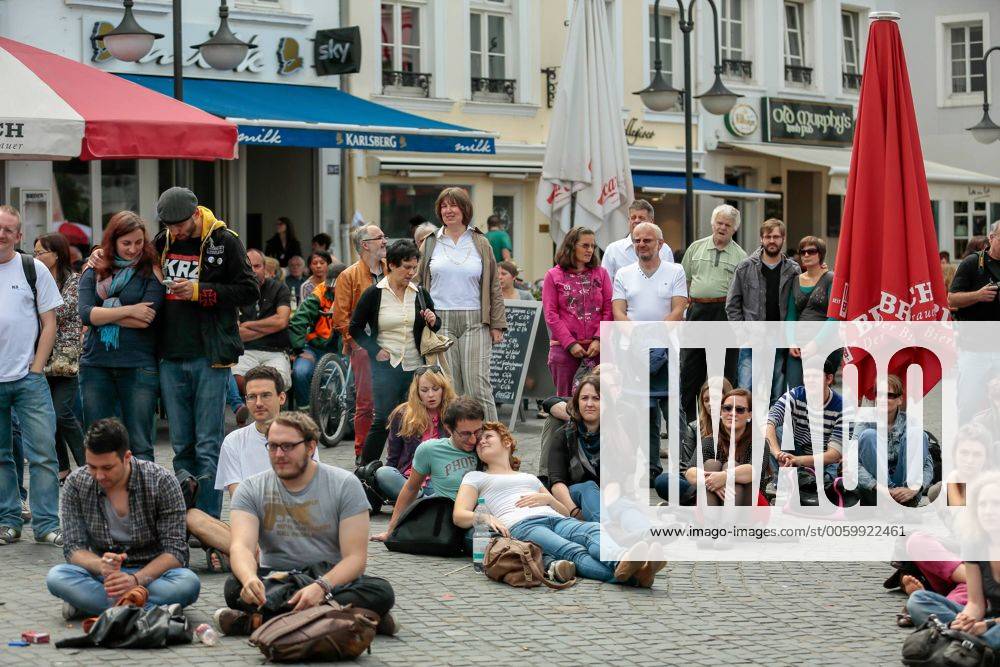 Das 39. Saarbrücker Altstadtfest geht am Sonntag (30.06.2013) mit einem großen Rahmenprogramm für Jung und Alt zu Ende. Im Bild: Der Poetry Slam lockt zahlreiche Besucher an den St. Johanner Markt. Unter den Rednern ist auch Robin Mesarosch aus Stuttgart.