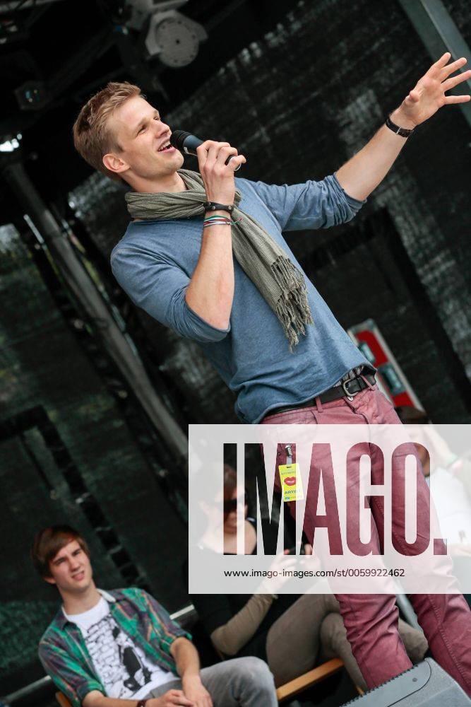 Das 39. Saarbrücker Altstadtfest geht am Sonntag (30.06.2013) mit einem großen Rahmenprogramm für Jung und Alt zu Ende. Im Bild: Der Poetry Slam lockt zahlreiche Besucher an den St. Johanner Markt. Unter den Rednern ist auch Robin Mesarosch aus Stuttgart.