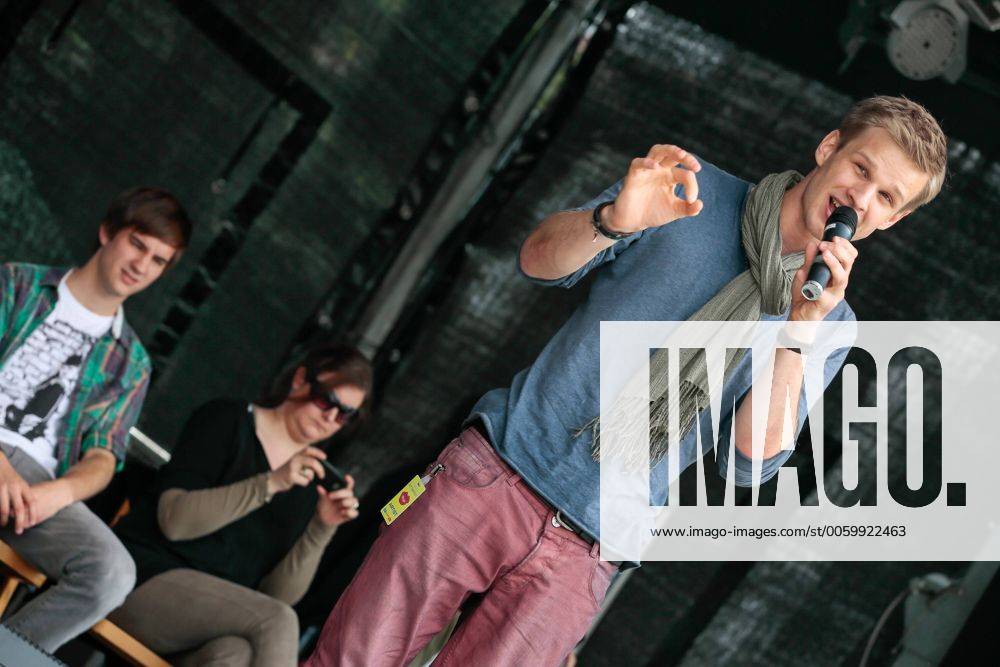 Das 39. Saarbrücker Altstadtfest geht am Sonntag (30.06.2013) mit einem großen Rahmenprogramm für Jung und Alt zu Ende. Im Bild: Der Poetry Slam lockt zahlreiche Besucher an den St. Johanner Markt. Unter den Rednern ist auch Robin Mesarosch aus Stuttgart.