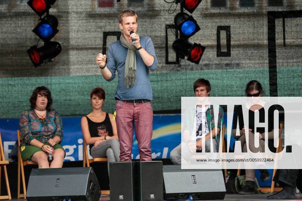 Das 39. Saarbrücker Altstadtfest geht am Sonntag (30.06.2013) mit einem großen Rahmenprogramm für Jung und Alt zu Ende. Im Bild: Der Poetry Slam lockt zahlreiche Besucher an den St. Johanner Markt. Unter den Rednern ist auch Robin Mesarosch aus Stuttgart.