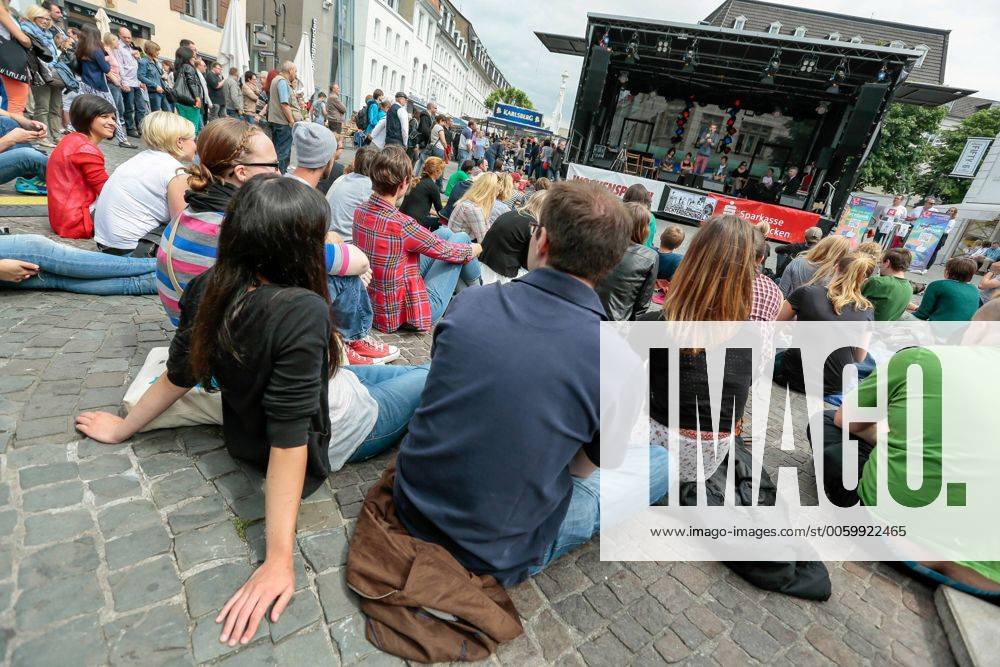 Das 39. Saarbrücker Altstadtfest geht am Sonntag (30.06.2013) mit einem großen Rahmenprogramm für Jung und Alt zu Ende. Im Bild: Der Poetry Slam lockt zahlreiche Besucher an den St. Johanner Markt. Unter den Rednern ist auch Robin Mesarosch aus Stuttgart.