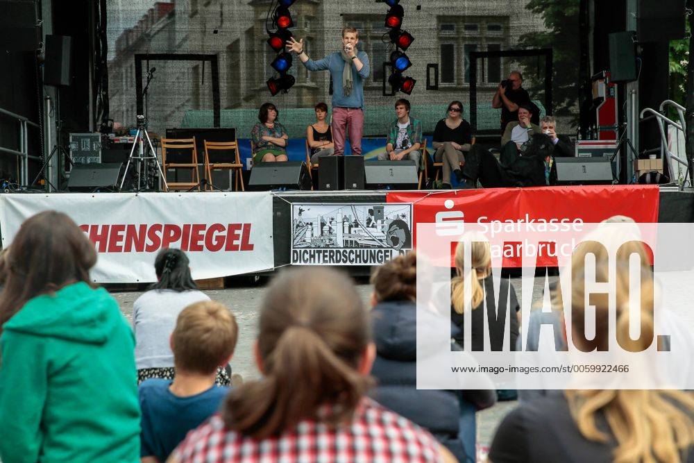 Das 39. Saarbrücker Altstadtfest geht am Sonntag (30.06.2013) mit einem großen Rahmenprogramm für Jung und Alt zu Ende. Im Bild: Der Poetry Slam lockt zahlreiche Besucher an den St. Johanner Markt. Unter den Rednern ist auch Robin Mesarosch aus Stuttgart.