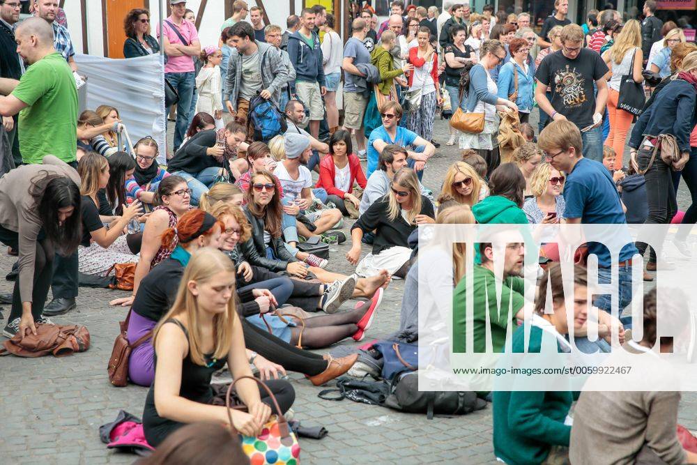 Das 39. Saarbrücker Altstadtfest geht am Sonntag (30.06.2013) mit einem großen Rahmenprogramm für Jung und Alt zu Ende. Im Bild: Der Poetry Slam lockt zahlreiche Besucher an den St. Johanner Markt. Unter den Rednern ist auch Robin Mesarosch aus Stuttgart.