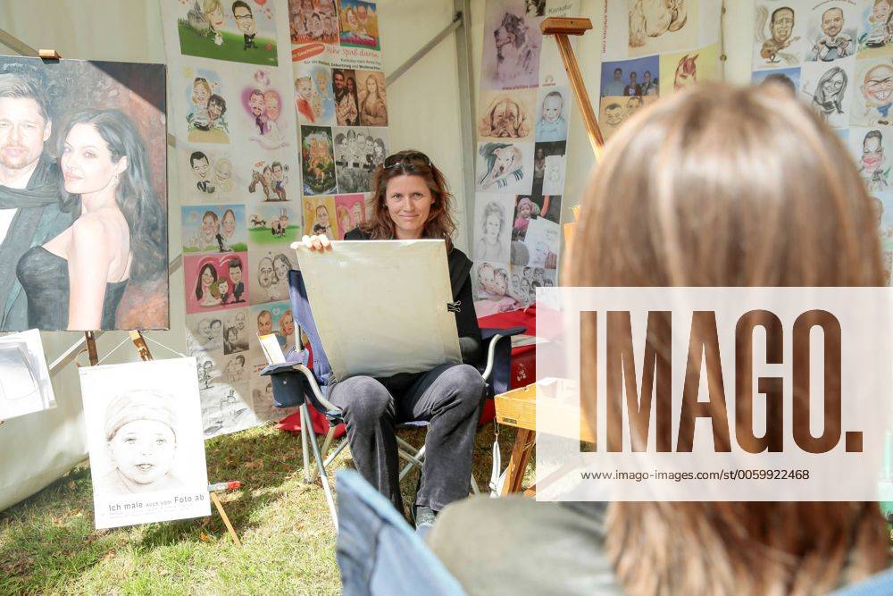 Das 39. Saarbrücker Altstadtfest geht am Sonntag (30.06.2013) mit einem großen Rahmenprogramm für Jung und Alt zu Ende. Im Bild: Die Künstlerin und Diplom Designerin, Gaby Wolff aus Saarbrücken, malt im Künstlerbereich Montmartre Portraits von Besuchern.
